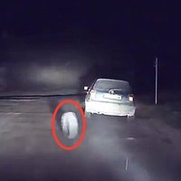 Video: Lietuvā jaunieši ar 'VW Golf' turpina bēgšanu no policijas pat pēc riteņa nolūšanas