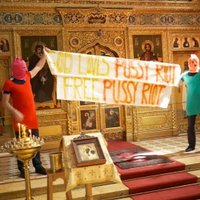 Krievijas priesteris izslēgts no baznīcas par atbalstu ‘Pussy Riot’