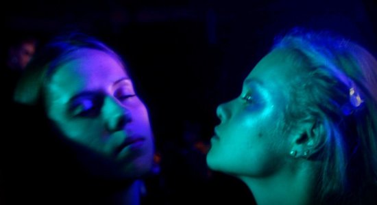 Latviešu filmas 'Māsas' un 'Neona pavasaris' nonāk platformā 'HBO Max'