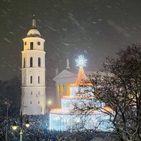 В Вильнюсе и других городах Литвы в знак солидарности с Украиной на час отключат праздничное освещение