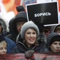 Foto: Tūkstošiem cilvēku ar plakātiem un ziediem Maskavā piemin Borisu Ņemcovu