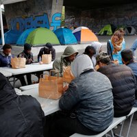 Из стихийного парижского лагеря мигрантов выселили более 1600 человек