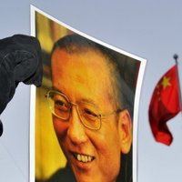 Ķīna atbrīvo no cietuma ar vēzi slimu Nobela prēmijas laureātu