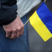 Gaujas ciemā auto ar Ukrainas karogu varētu būt apmētāts fekālijām; policija sāk pārbaudi