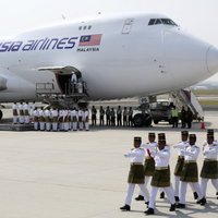 ФОТО: спецрейс доставил в Малайзию тела жертв крушения Boeing под Донецком