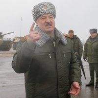 Lielbritānija: okupanti tankus un kaujas mašīnas sākuši ņemt no Baltkrievijas krājumiem