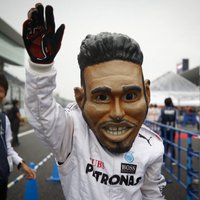 Hamiltons izvairās no smagas avārijas un dominē Japānas posma treniņbraucienos