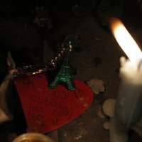 Foto: Parīzē piemin terorakta upurus