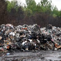 VVD lūdz atzīt dienestu par cietušo kriminālprocesā par atkritumu ugunsgrēku Jūrmalā