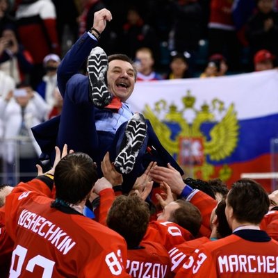 Знарку и хоккеистам сборной России вручили перстни за олимпийское золото