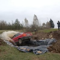 Daugavpils opja eksperiments: lēciens ar 'Audi' kolas baseinā