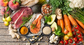 Мясо, рыба, овощи и витамины: что есть, чтобы победить коронавирус