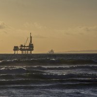 Akciju un naftas cenas krītas, ASV laižot tirgū naftu no stratēģiskajām rezervēm