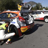 Video: WRC ekipāža 46 sekundēs nomaina sporta mašīnai riepu