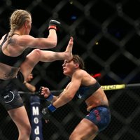 ФОТО, ВИДЕО: Чемпионка UFC Шевченко "выключила" соперницу ударом ногой в голову
