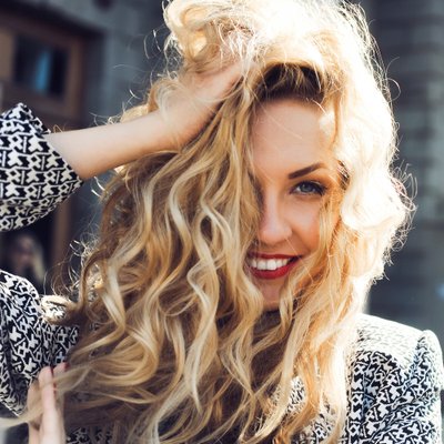 Из брюнетки в блондинку: четыре важных вещи, которые вам стоит знать об осветлении волос