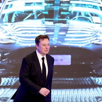 Īlons Masks lūdz 'Tesla' darbiniekus nesatraukties par akciju cenu straujo kritumu
