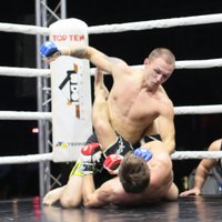 Foto: Asā un aizraujošā cīņā noskaidrots jaunais Latvijas MMA čempions