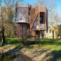 Foto: Francijā radīts stilīgu māju projekts pāris metrus virs zemes