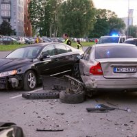 ФОТО: Автомобиль Volvo протаранил шесть машин в Иманте