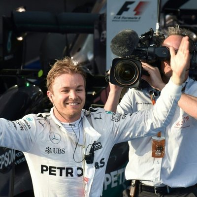 Jaunā F-1 sezona sākas ar Rosberga uzvaru; Alonso piedzīvo šaušalīgu avāriju