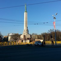 ФОТО: Возле памятника Свободы установили ограждение