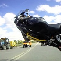 Video: Kad motocikla 'paraušana ratā' pie 160 km/h noiet greizi