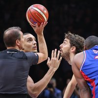 Video: Spānijas basketbolistu 'saldā atriebība' Francijai