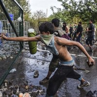 Ungārijas tiesa par nekārtībām uz robežas piespriež cietumsodu 10 imigrantiem