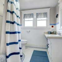 Krāsaini, rotaļīgi un praktiski noderīgi – dušas un vannas aizkari vannasistabā