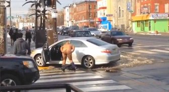 Video: Vīrietis sasit savu auto un kails dejo pie lūžņiem