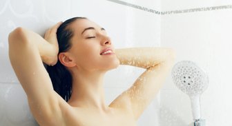 Когда лучше принимать душ: утром или вечером? Мнение специалистов.