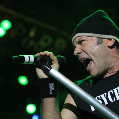 Вокалист Iron Maiden Брюс Дикинсон победил рак