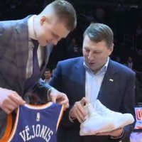 Vējonis, pīrāgi un koris: ieskats Latvijas simtgadei veltītajā 'Knicks' spēlē