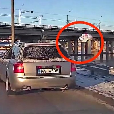 Video: Mīlgrāvja kanālā 'Audi' pasažieris pa logu izsviež atkritumu maisu