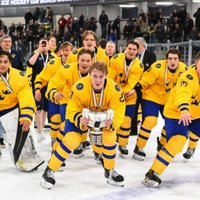 Latvijai apakšgrupā zaudējušie Zviedrijas U-18 hokejisti kļūst par pasaules čempioniem