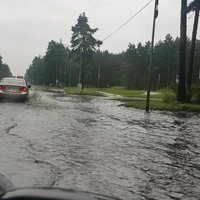 Video: Lietavu dēļ applūst Viestura prospekts Rīgā