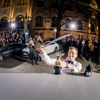 Raimonds Tomsons pārspēj pasaules rekordu šampanieša pudeļu atvēršanā ar zobenu