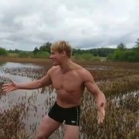 Pašmāju interneta hits: latgaliešu puiša pelde kviešu laukā