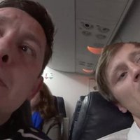 Video: Kaimiņš atkal 'airBaltic' lidmašīnā pamana nekārtības