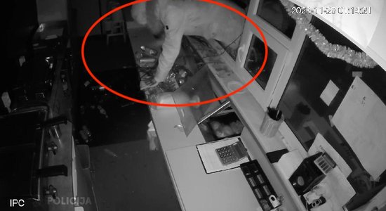 Video: Policija meklē vīrieti, kurš pusdivos naktī apzaga kebabnīcu Daugavpilī