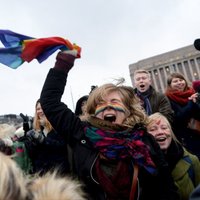 Foto: Somijā gavilē; parlaments atbalsta viendzimuma laulību legalizāciju