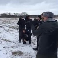 Video: Kā prezidents Porošenko šauj ar 'Tavor' triecienšauteni