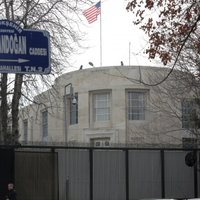 Ankarā apšaudīta ASV vēstniecība
