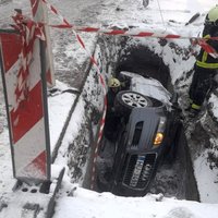 Trīs metrus dziļā celtniecības bedrē Rīgā iegāzies 'Audi'