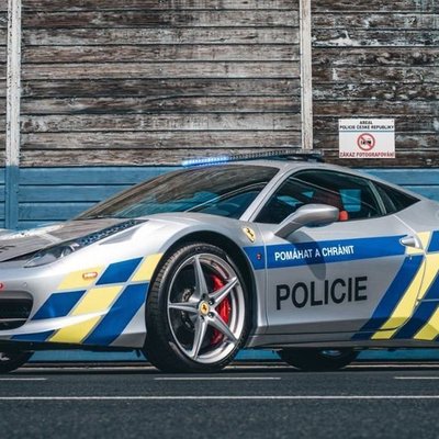 Čehijā noziedzniekiem konfiscētu ‘Ferrari’ policija pārvērš par patruļmašīnu