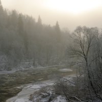 Latvijā upes lēnām sāk aizsalt; vietām iet vižņi