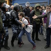 "Им по фигу, кого грести!". Как прошла протестная прогулка оппозиции в Москве