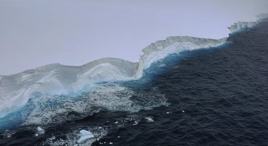 Kā desmit Rīgas. Nofilmēts pasaulē lielākais aisbergs