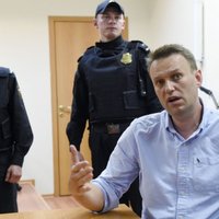 Навального отпустили из полиции, но ждут в суде 11 мая